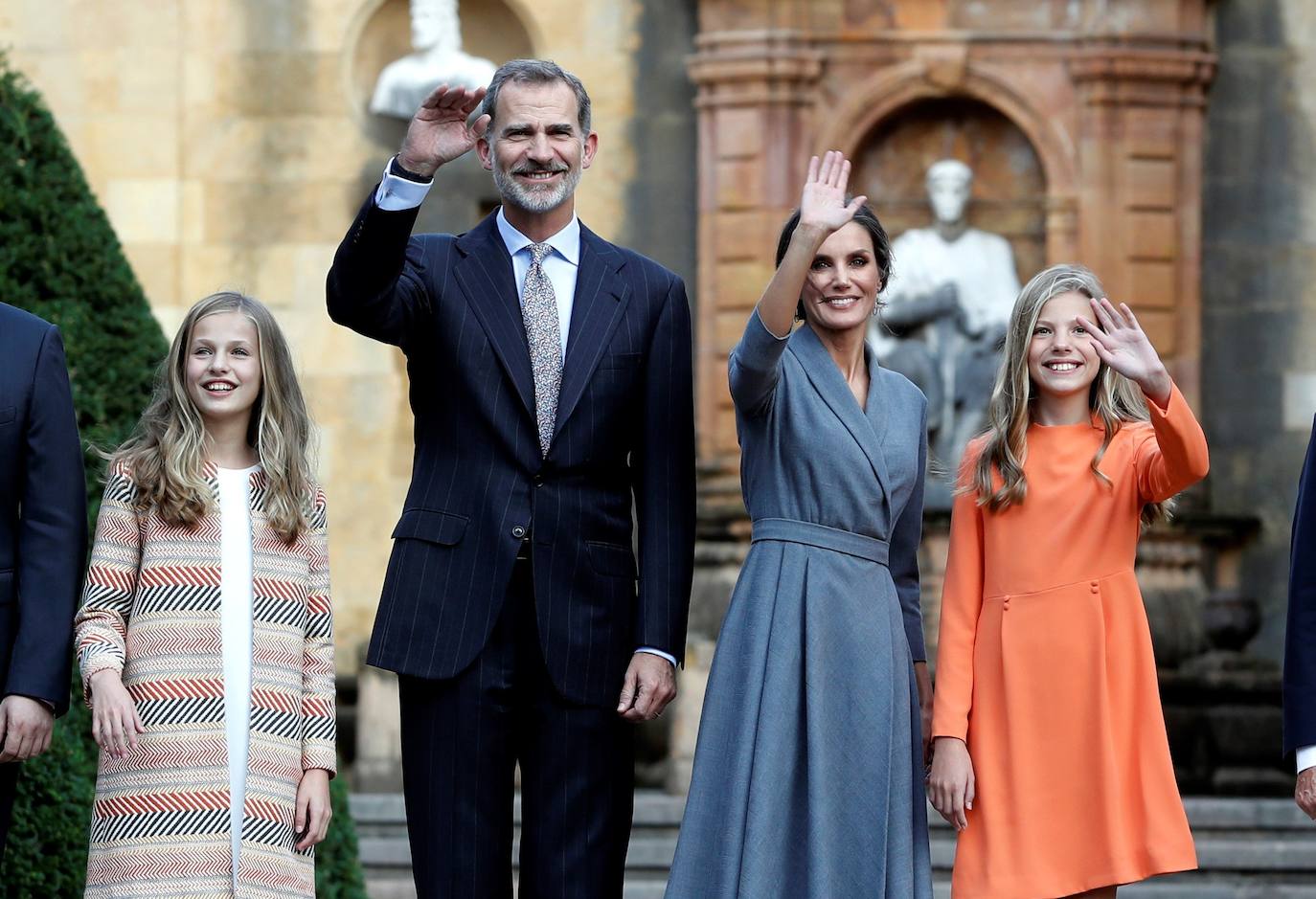 La Familia Real al completo ha llegado este jueves a Oviedo para iniciar su visita oficial con motivo de los Premios Princesa de Asturias de 2019. En esta edición, la princesa Leonor pronunciará el que será su primer discurso en una ceremonia de entrega de los Premios. Lo hará a los trece años, la misma edad que lo hizo su padre, el Rey Felipe, en 1981. Varios cientos de personas, con banderas de España y de Asturias, y la tradicional banda de gaiteros han dado la bienvenida esta tarde a la heredera durante primera visita a la capital asturiana, que ha realizado junto a los reyes y la infanta Sofía.