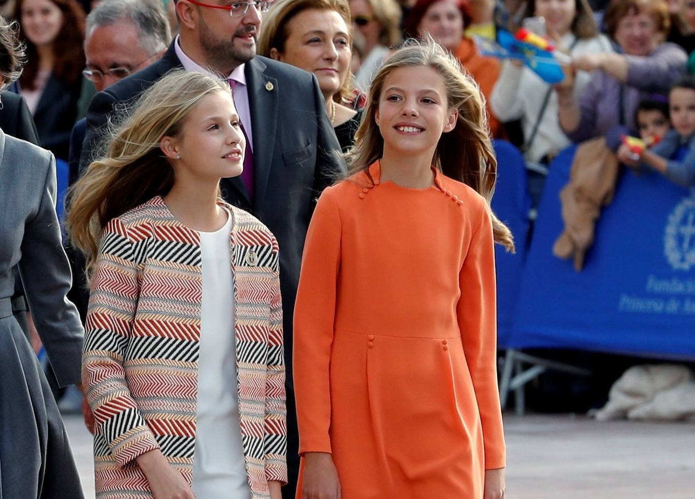 La Familia Real al completo ha llegado este jueves a Oviedo para iniciar su visita oficial con motivo de los Premios Princesa de Asturias de 2019. En esta edición, la princesa Leonor pronunciará el que será su primer discurso en una ceremonia de entrega de los Premios. Lo hará a los trece años, la misma edad que lo hizo su padre, el Rey Felipe, en 1981. Varios cientos de personas, con banderas de España y de Asturias, y la tradicional banda de gaiteros han dado la bienvenida esta tarde a la heredera durante primera visita a la capital asturiana, que ha realizado junto a los reyes y la infanta Sofía.