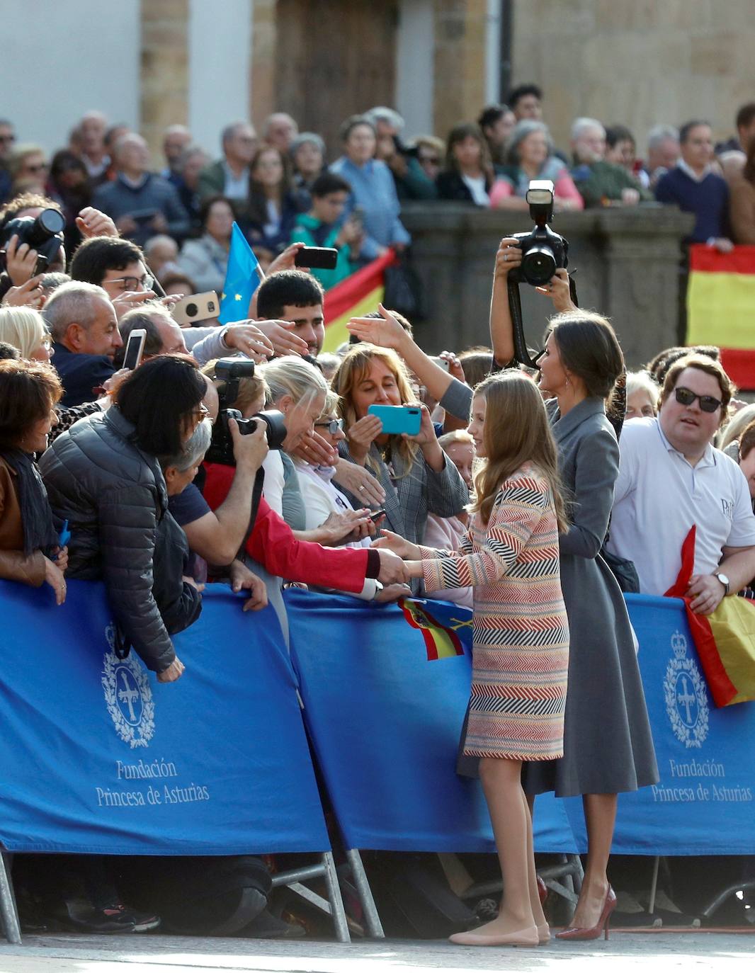 La Familia Real al completo ha llegado este jueves a Oviedo para iniciar su visita oficial con motivo de los Premios Princesa de Asturias de 2019. En esta edición, la princesa Leonor pronunciará el que será su primer discurso en una ceremonia de entrega de los Premios. Lo hará a los trece años, la misma edad que lo hizo su padre, el Rey Felipe, en 1981. Varios cientos de personas, con banderas de España y de Asturias, y la tradicional banda de gaiteros han dado la bienvenida esta tarde a la heredera durante primera visita a la capital asturiana, que ha realizado junto a los reyes y la infanta Sofía.