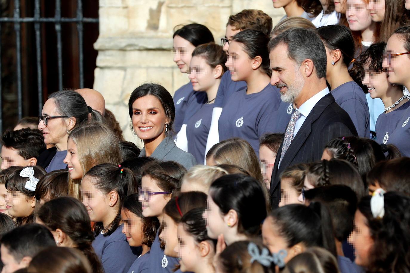 La Familia Real al completo ha llegado este jueves a Oviedo para iniciar su visita oficial con motivo de los Premios Princesa de Asturias de 2019. En esta edición, la princesa Leonor pronunciará el que será su primer discurso en una ceremonia de entrega de los Premios. Lo hará a los trece años, la misma edad que lo hizo su padre, el Rey Felipe, en 1981. Varios cientos de personas, con banderas de España y de Asturias, y la tradicional banda de gaiteros han dado la bienvenida esta tarde a la heredera durante primera visita a la capital asturiana, que ha realizado junto a los reyes y la infanta Sofía.