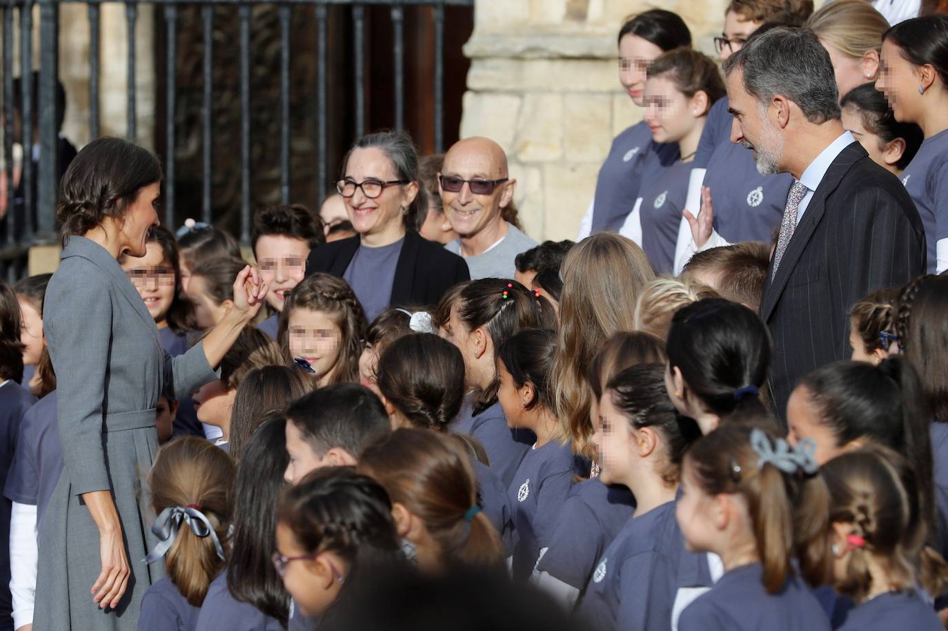 La Familia Real al completo ha llegado este jueves a Oviedo para iniciar su visita oficial con motivo de los Premios Princesa de Asturias de 2019. En esta edición, la princesa Leonor pronunciará el que será su primer discurso en una ceremonia de entrega de los Premios. Lo hará a los trece años, la misma edad que lo hizo su padre, el Rey Felipe, en 1981. Varios cientos de personas, con banderas de España y de Asturias, y la tradicional banda de gaiteros han dado la bienvenida esta tarde a la heredera durante primera visita a la capital asturiana, que ha realizado junto a los reyes y la infanta Sofía.