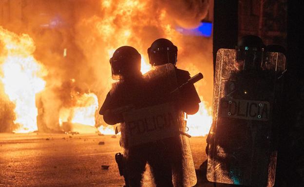 Agentes policiales durante las protestas del 16 de octubre