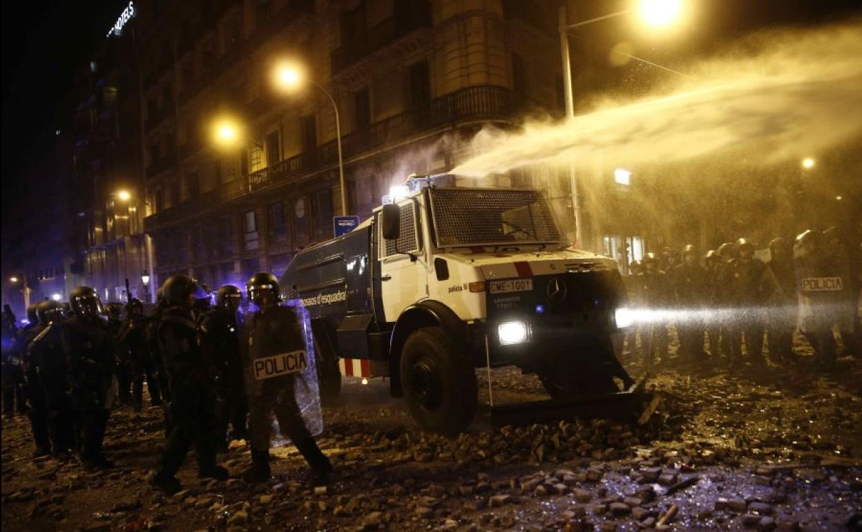 La tanqueta de agua de los Mossos d'Esquadra.