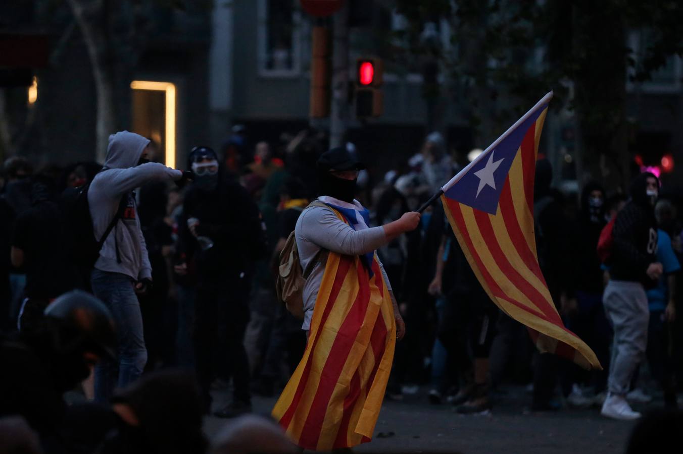 Quinta jornada de barricadas y cargas policiales en Catalunya