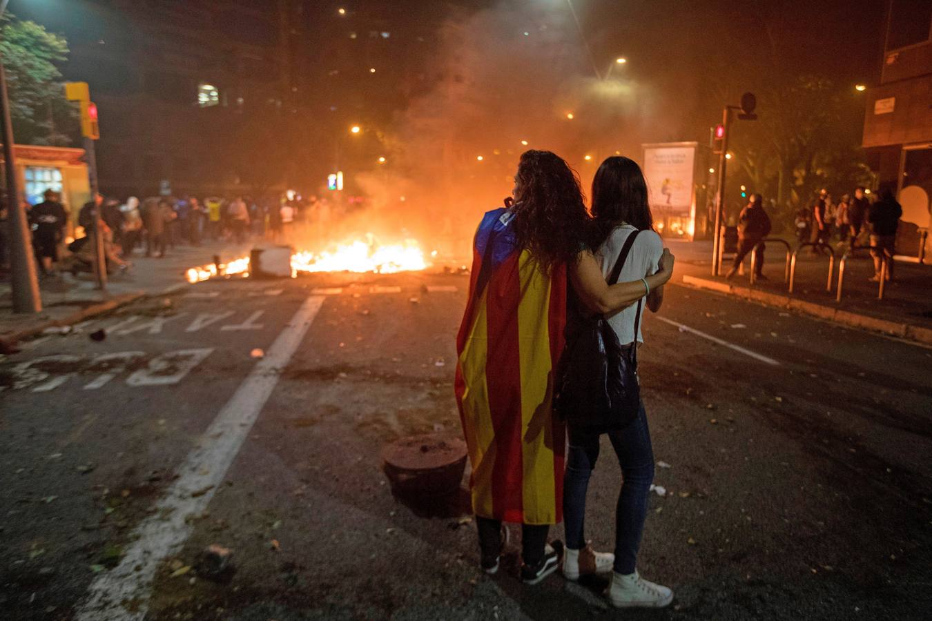 Quinta jornada de barricadas y cargas policiales en Catalunya