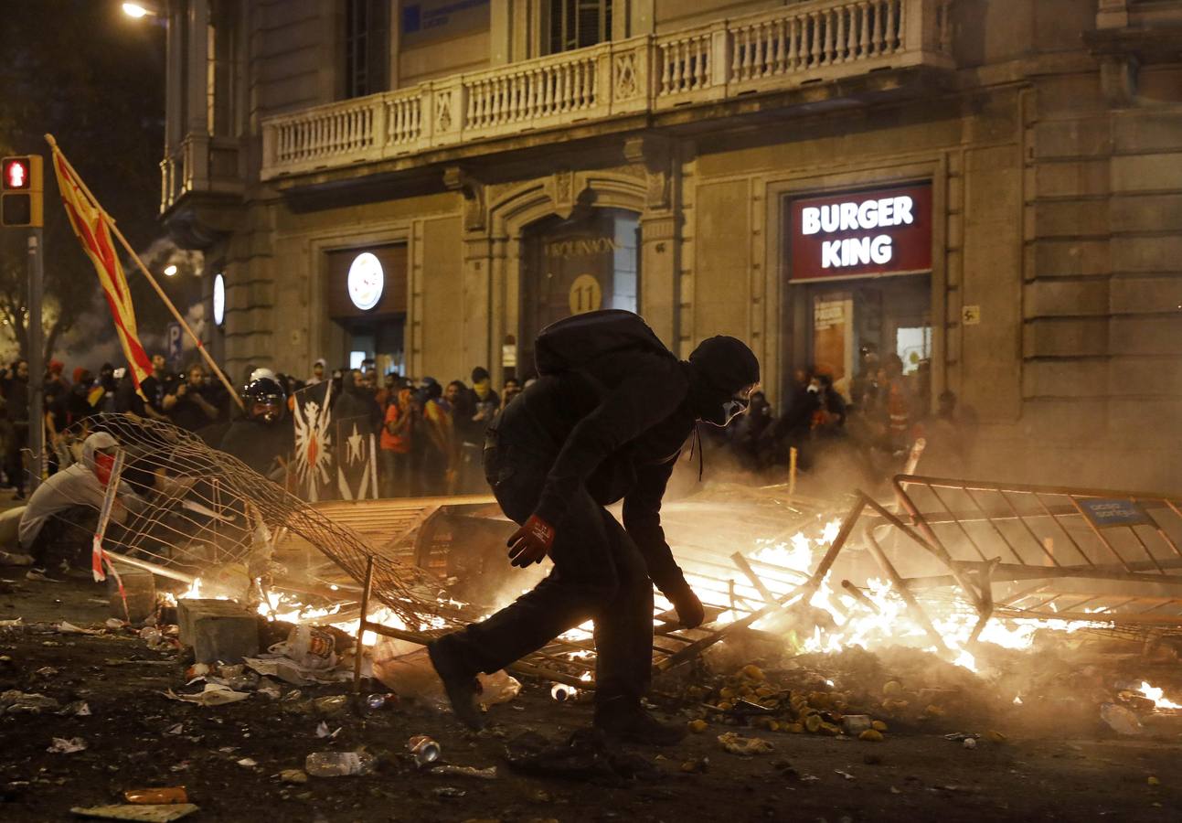 Quinta jornada de barricadas y cargas policiales en Catalunya