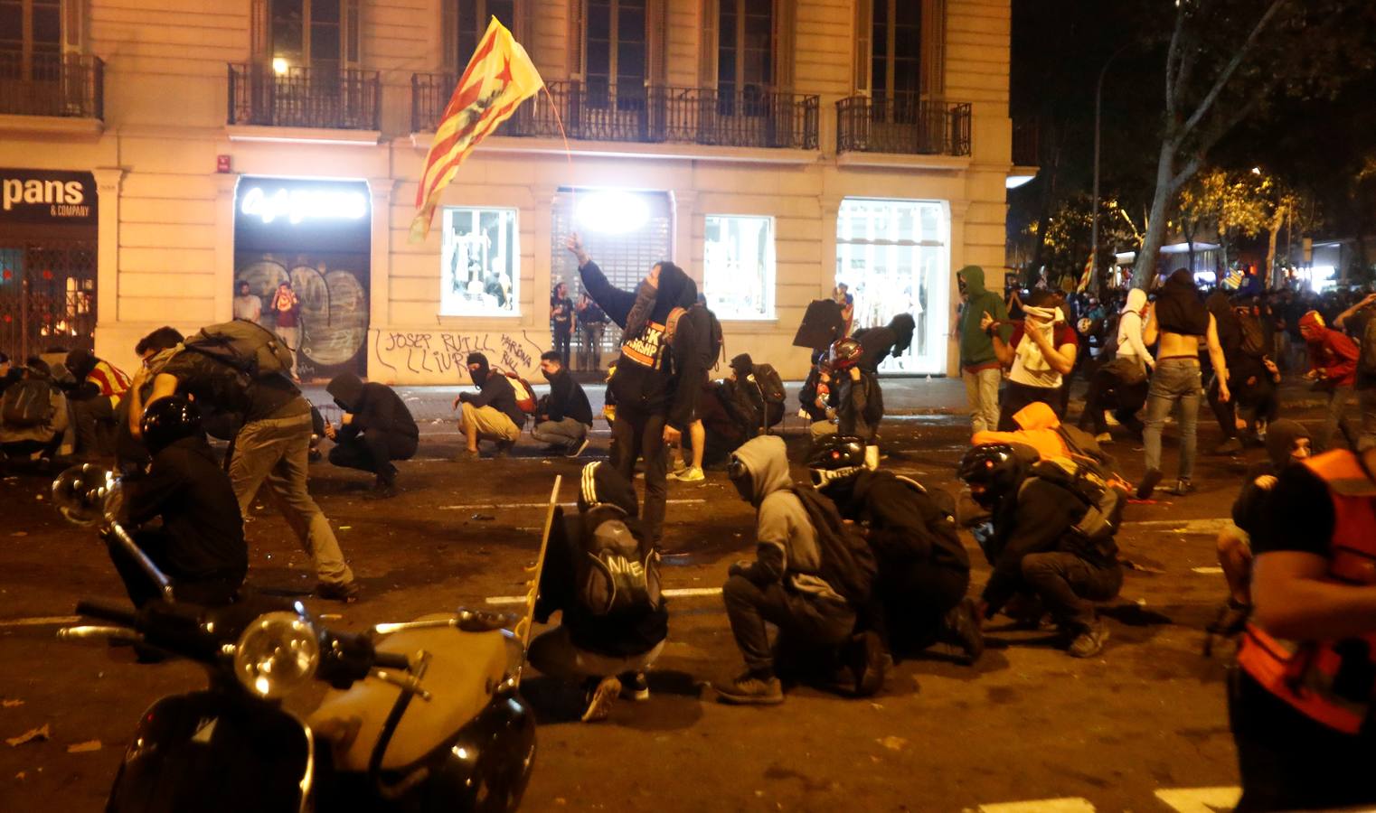 Quinta jornada de barricadas y cargas policiales en Catalunya