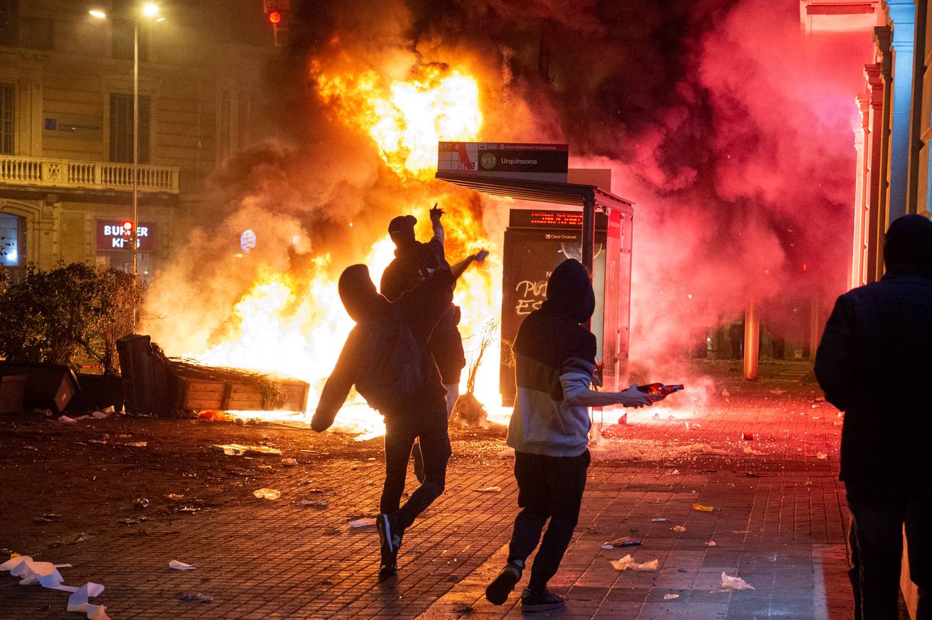 Quinta jornada de barricadas y cargas policiales en Catalunya