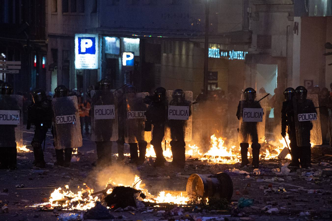 Quinta jornada de barricadas y cargas policiales en Catalunya