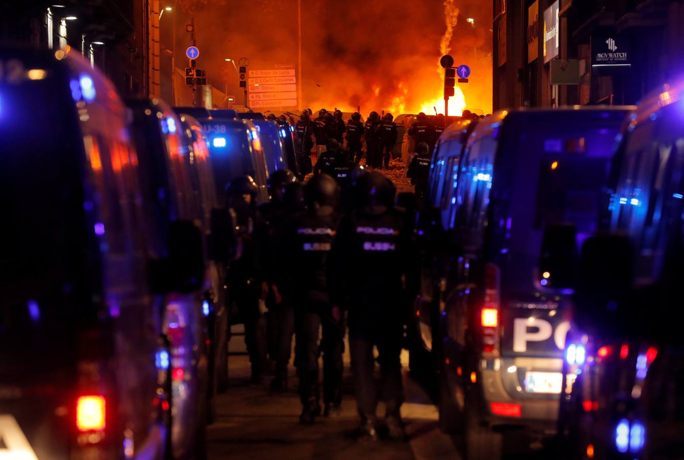 Quinta jornada de barricadas y cargas policiales en Catalunya