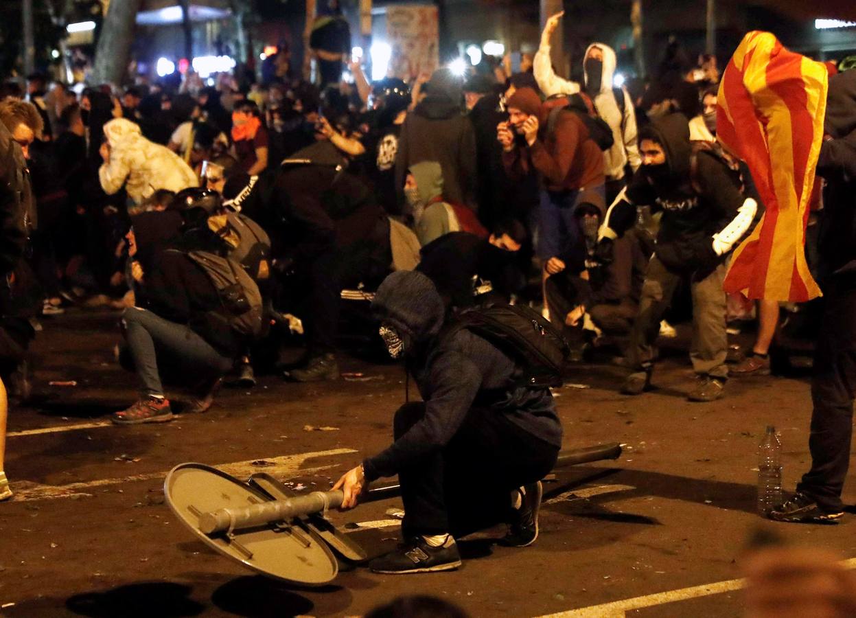 Quinta jornada de barricadas y cargas policiales en Catalunya