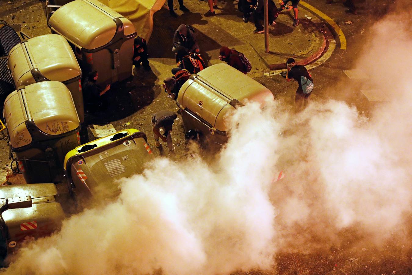 Quinta jornada de barricadas y cargas policiales en Catalunya