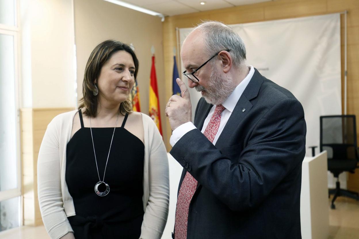 La consellera Rosa Pérez y su antecesor en el cargo, Manuel Alcaraz. 