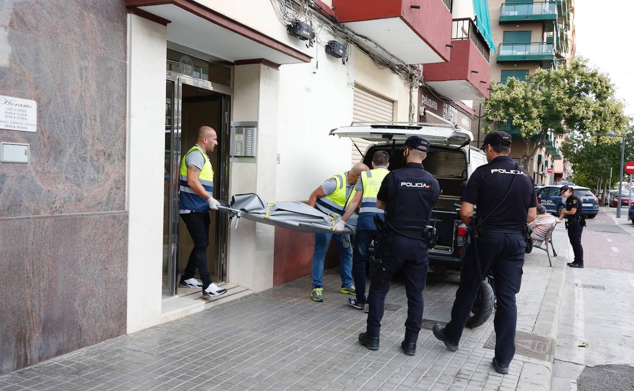 Los agentes trasladan el cuerpo de la víctima apuñalada en Valencia.