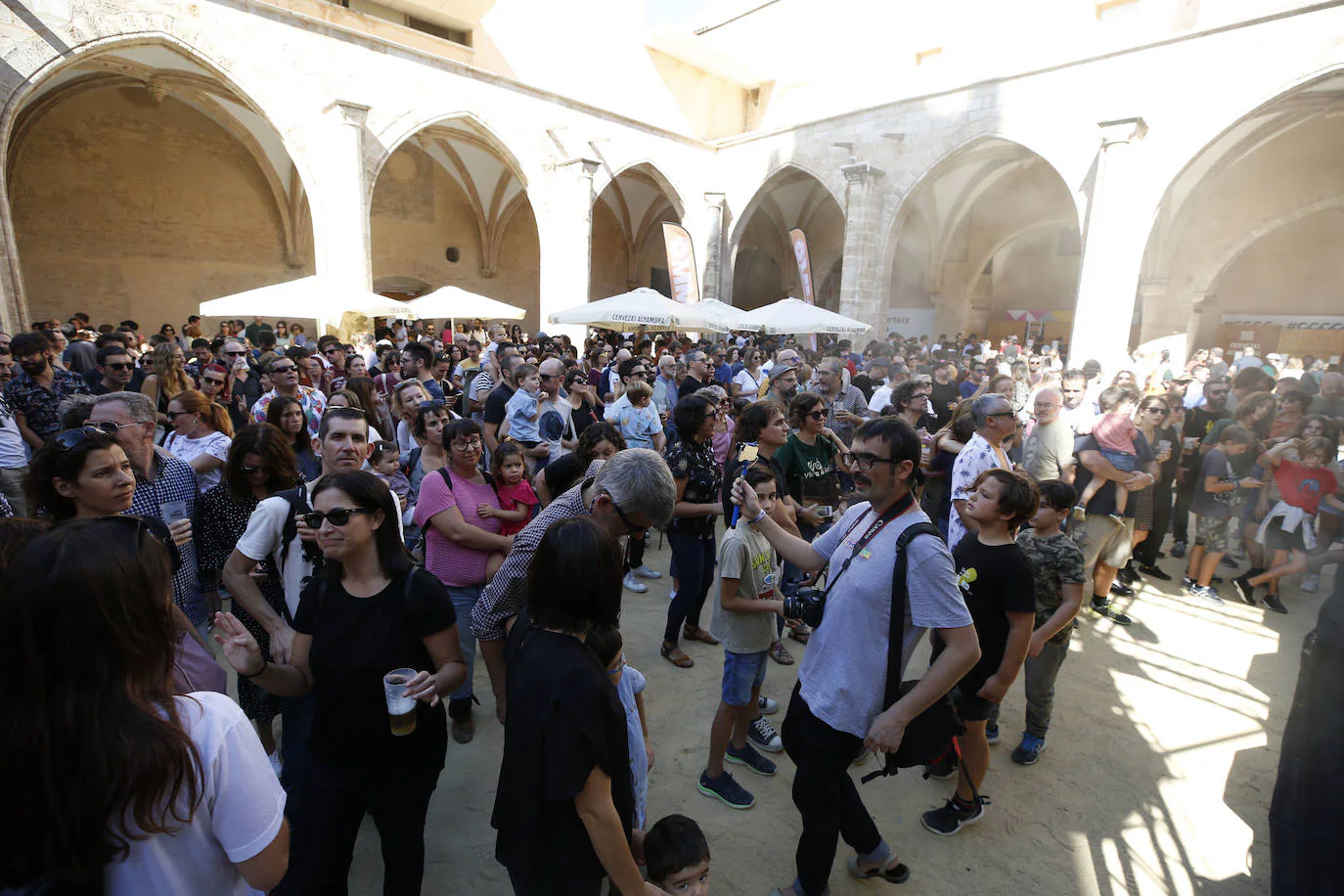 Para que la espera se haga más corta y amena, Valencia acoge este sábado 19 de octubre un pequeño adelanto del Deleste Festival. Un 'aperitivo musical' conocido como Sona el Deleste. Desde las 11.30 horas y hasta la medianoche, las paredes del Centro del Carmen se llenarán de actuaciones musicales de grupos como Mishima, Senior i El Cor Brutal, Yawners, 121dB, L'Últim Europeu y Filipinxs.