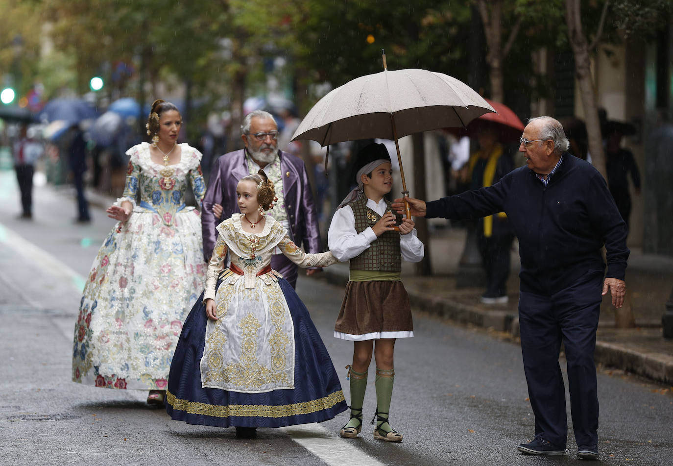 La Falla Joaquín Costa-Burriana recibe la visita de la fallera mayor de Valencia 2020, Consuelo Llobell, y su corte de honor para el tercer encuentro de música valenciana en el que participaron grupos de varios puntos de la Comunitat.