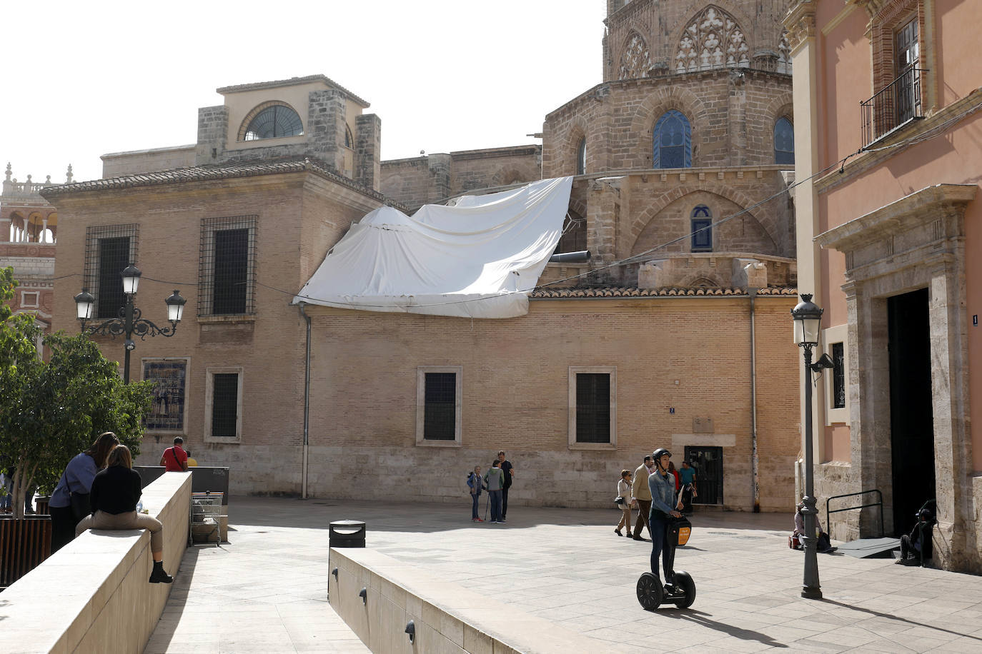 La Generalitat rechaza la demolición de la fachada neoclásica de la catedral de Valencia, en una resolución que se argumenta con los informes contrarios a la demolición de la Real Academia de Bellas Artes de San Carlos, la Universitat de València y la Universitat Politècnica de València.