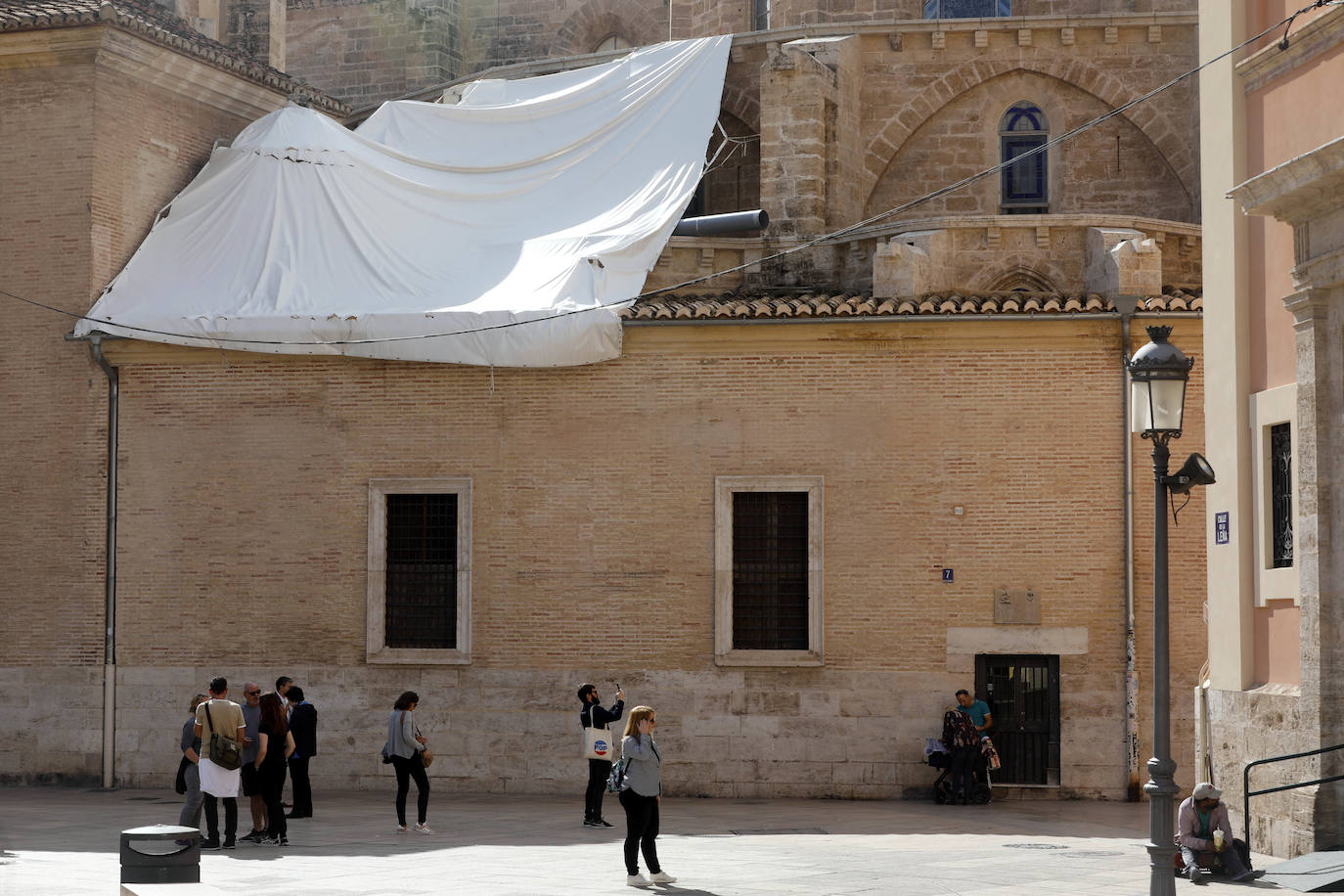 La Generalitat rechaza la demolición de la fachada neoclásica de la catedral de Valencia, en una resolución que se argumenta con los informes contrarios a la demolición de la Real Academia de Bellas Artes de San Carlos, la Universitat de València y la Universitat Politècnica de València.