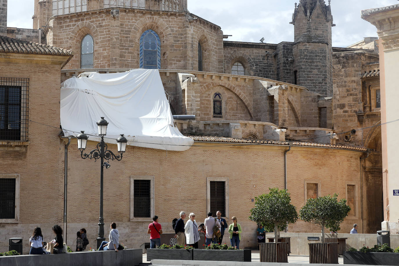 La Generalitat rechaza la demolición de la fachada neoclásica de la catedral de Valencia, en una resolución que se argumenta con los informes contrarios a la demolición de la Real Academia de Bellas Artes de San Carlos, la Universitat de València y la Universitat Politècnica de València.