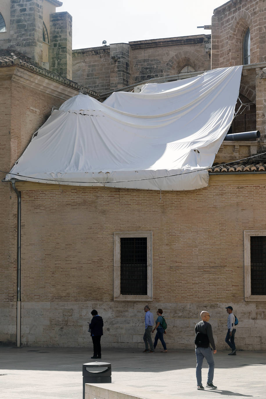 La Generalitat rechaza la demolición de la fachada neoclásica de la catedral de Valencia, en una resolución que se argumenta con los informes contrarios a la demolición de la Real Academia de Bellas Artes de San Carlos, la Universitat de València y la Universitat Politècnica de València.