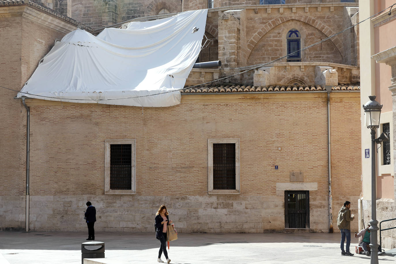 La Generalitat rechaza la demolición de la fachada neoclásica de la catedral de Valencia, en una resolución que se argumenta con los informes contrarios a la demolición de la Real Academia de Bellas Artes de San Carlos, la Universitat de València y la Universitat Politècnica de València.