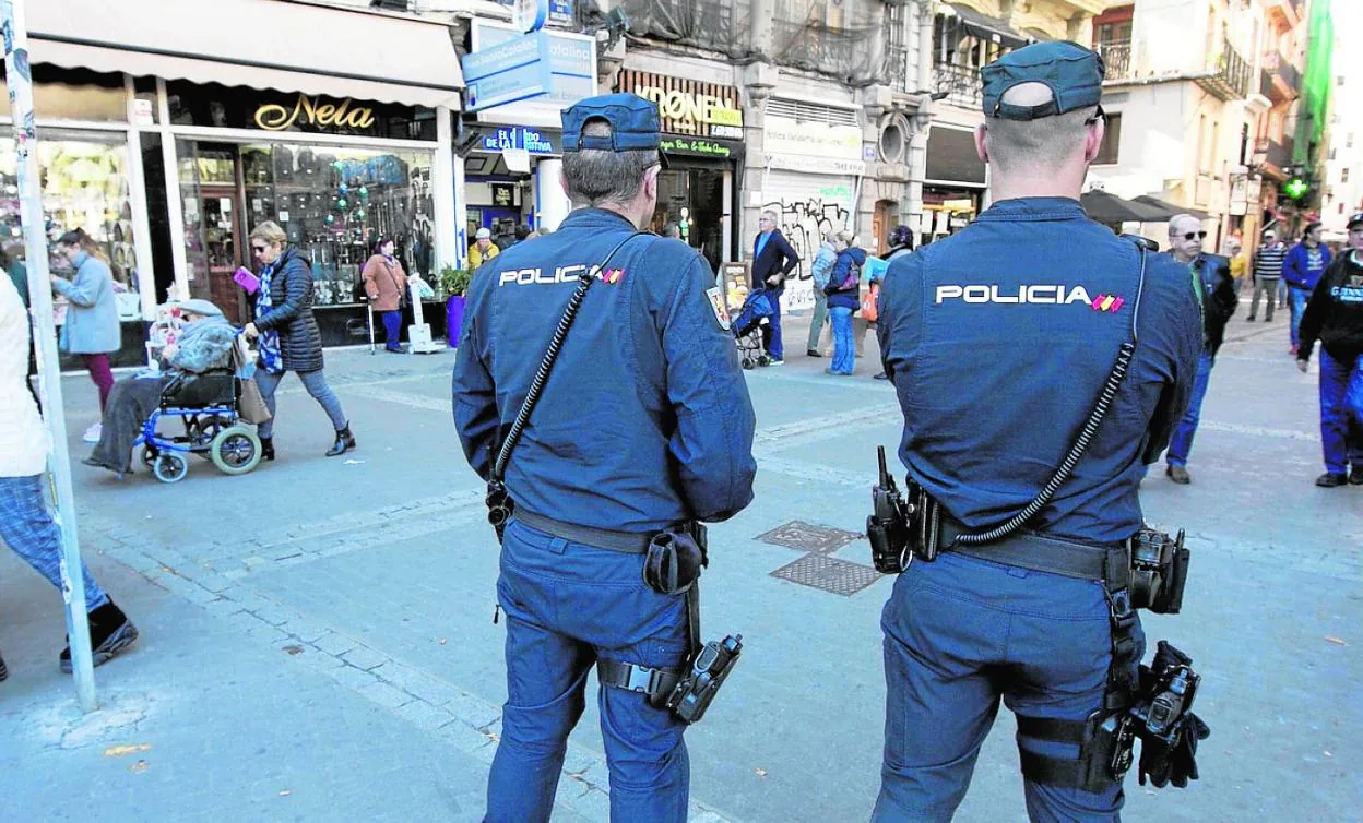 Dos policías nacionales en una calle de Valencia.  