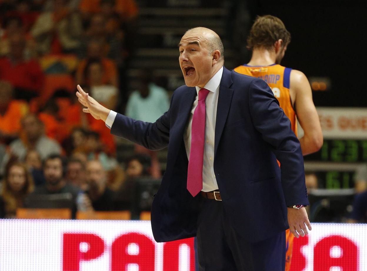 Jaume Ponsarnau da instrucciones durante el partido. 