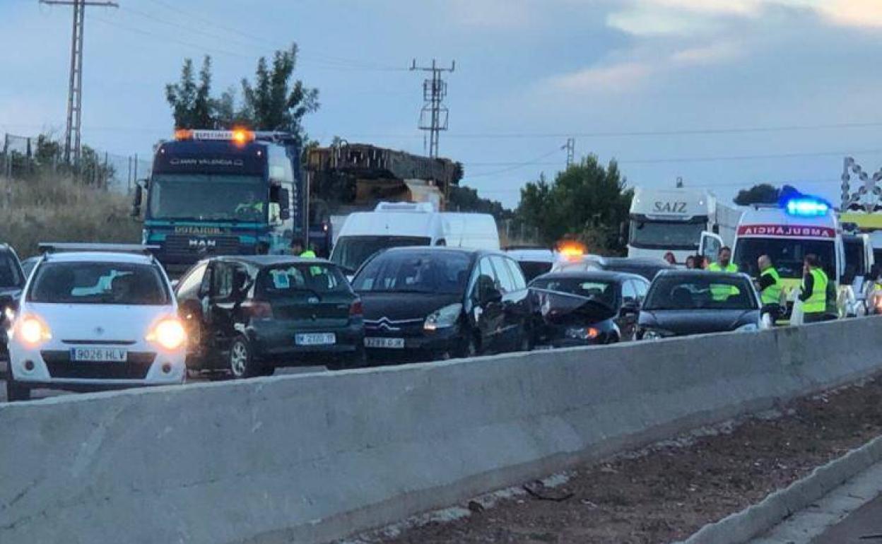 Una colisión múltiple provoca atascos kilométricos en el by-pass