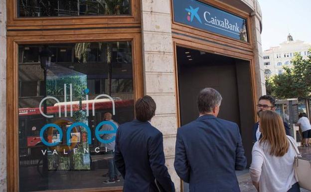 Imagen principal - CaixaBank abre en Valencia su primera oficina &#039;all in one&#039;