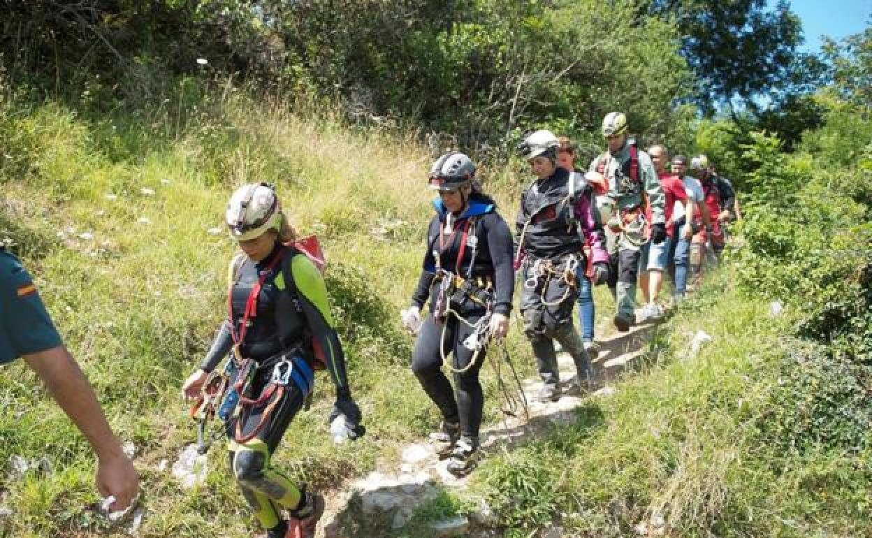 Las espeleólogas, tras salir de la cueva, junto a los equipos de rescate.