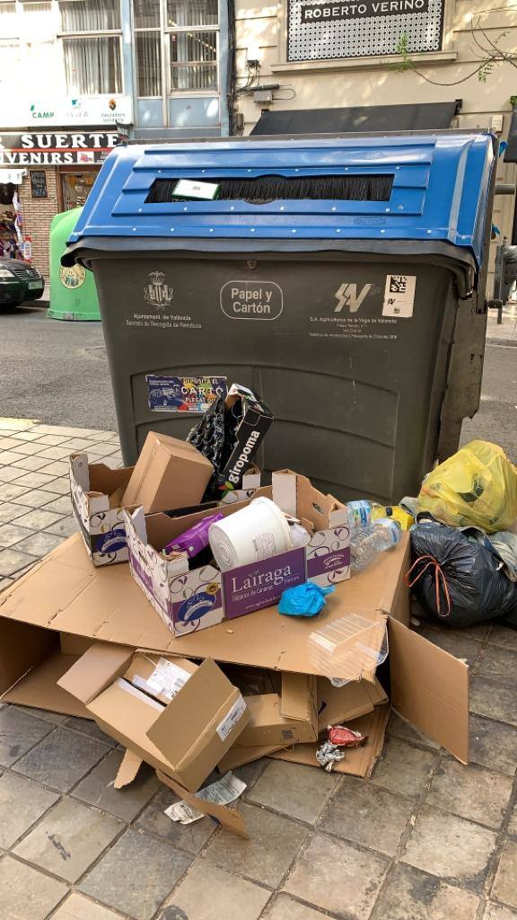 Vecinos de Ciutat Vella denuncian que se ha reducido el número de baldeos y que los contenedores están desbordados. 