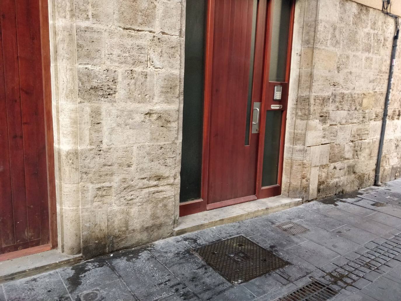 Vecinos de Ciutat Vella denuncian que se ha reducido el número de baldeos y que los contenedores están desbordados. 