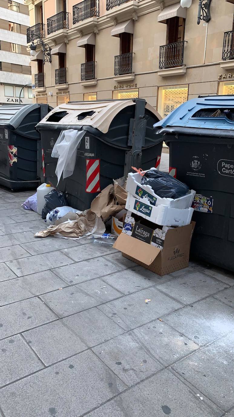 Vecinos de Ciutat Vella denuncian que se ha reducido el número de baldeos y que los contenedores están desbordados. 