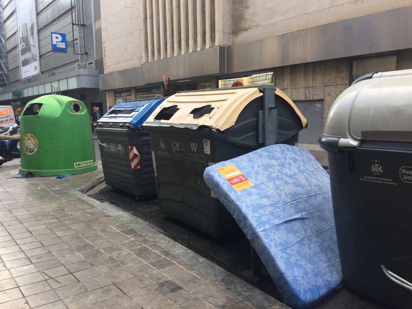 Vecinos de Ciutat Vella denuncian que se ha reducido el número de baldeos y que los contenedores están desbordados. 