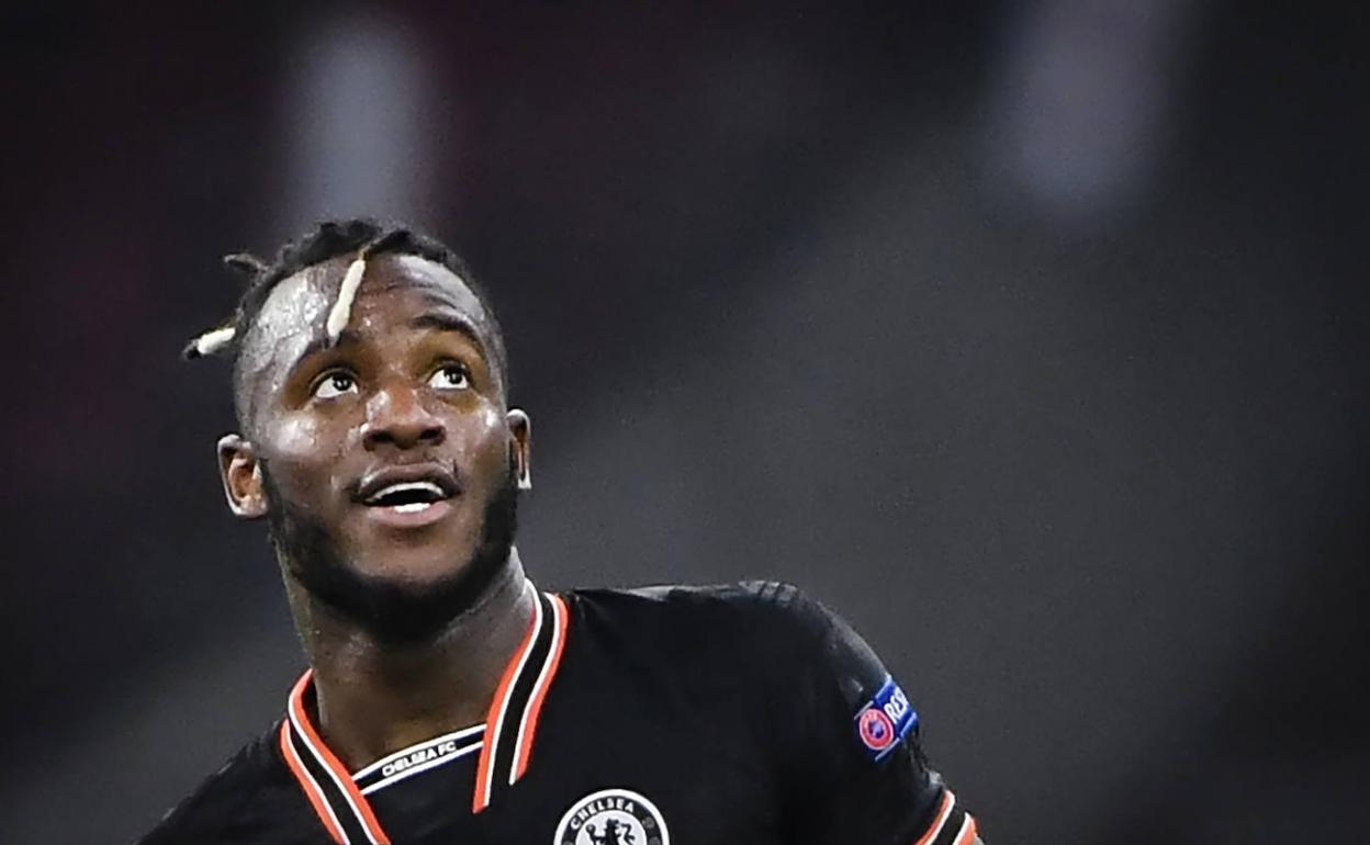 Batshuayi, durante el partido del Chelsea en Amsterdam 