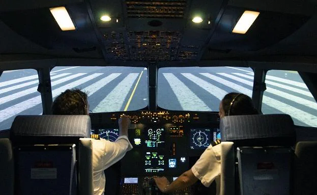 Única escuela de pilotos con un simulador Airbus A320 en Mallorca -  Panamedia
