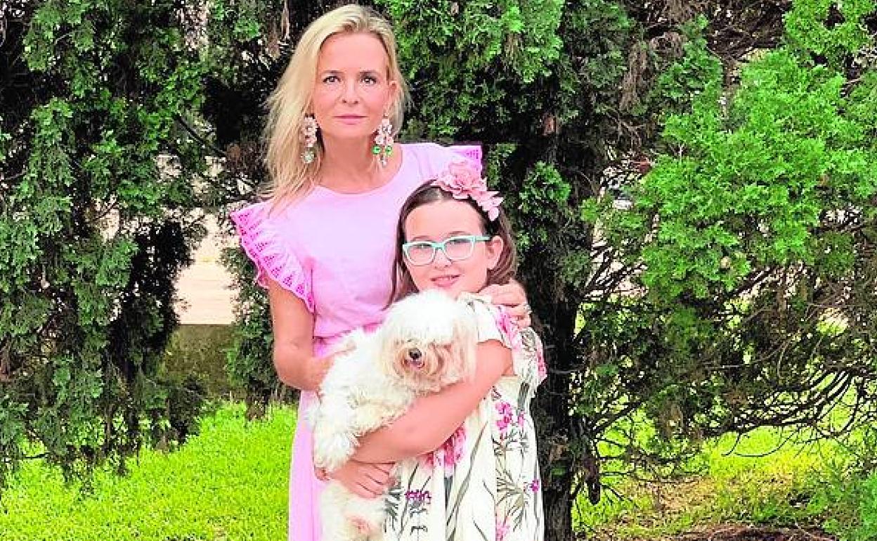 Eva Marcellán y su hija Irene Manglano, con la pequeña Bibi.