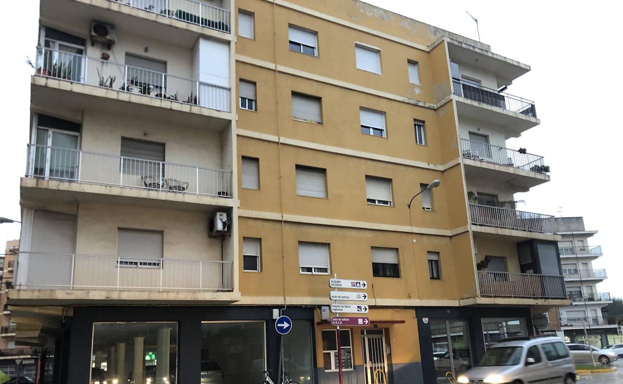 Edificio donde ocurrió este martes el crimen de Dénia.