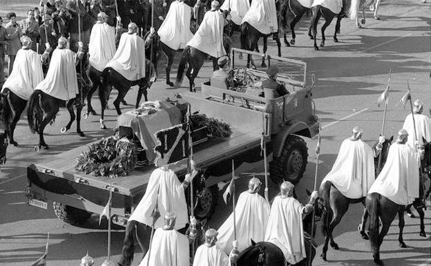 El Pegaso transportó el féretro de Francisco Franco desde la Plaza de Oriente a la basílica de la Santa Cruz del Valle de los Caídos un 23 de noviembre. 