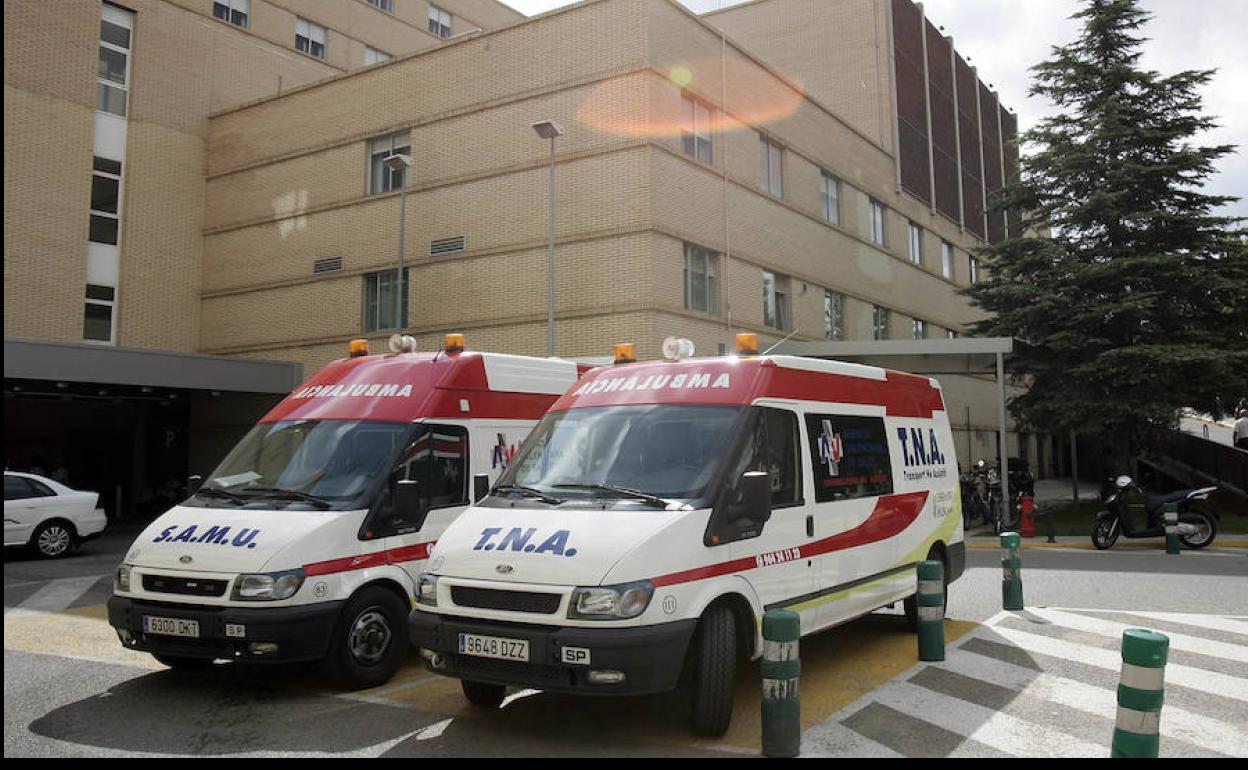 Dos ambulancias frente al hospital General de Castellón. 