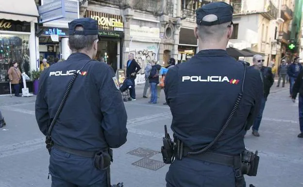 Amenaza a su hija de 13 años con una pistola en la cabeza en Valencia
