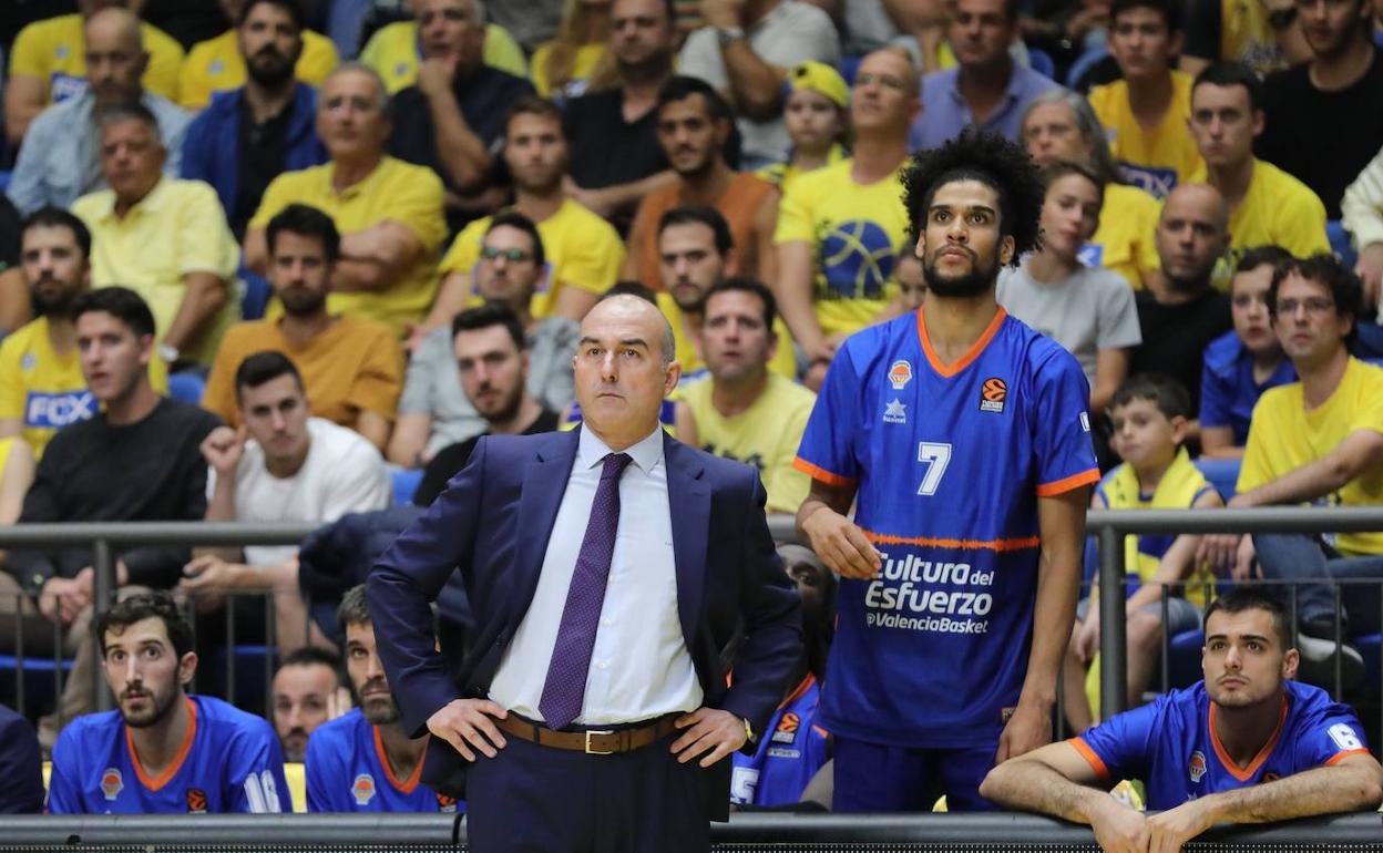 Jaume Ponsarnau, con gesto serio, durante el partido ante el Maccabi. 