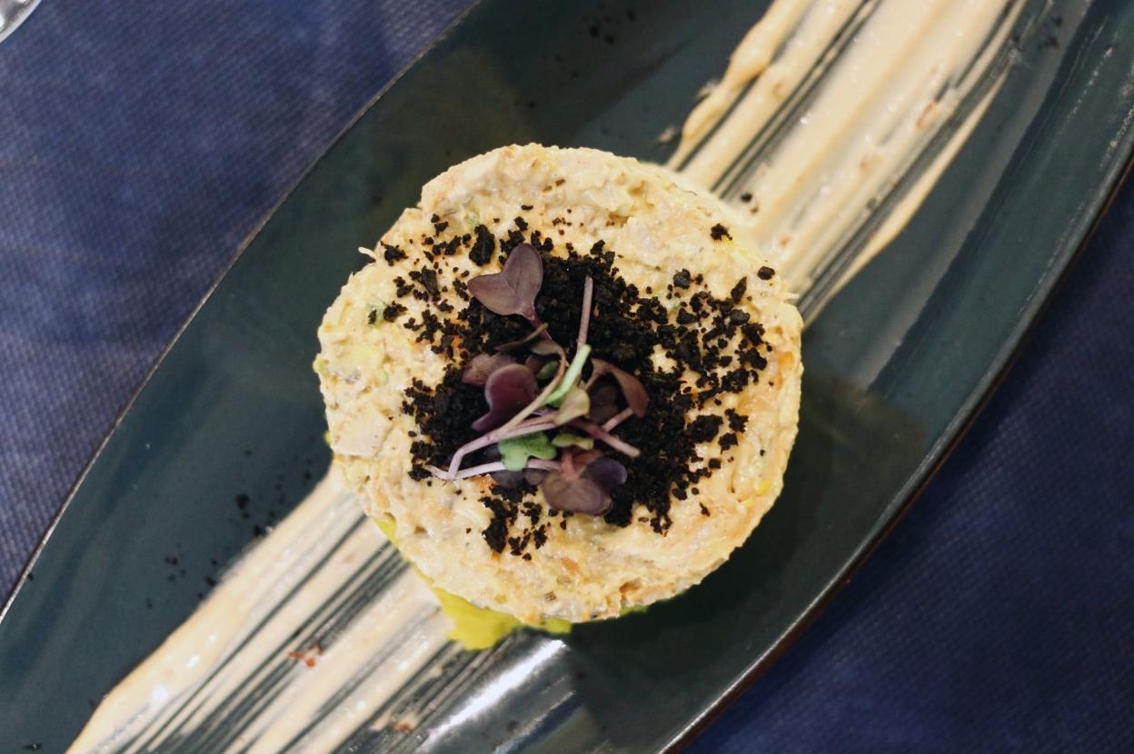 Causa de albahaca con pollo a l'ast. 