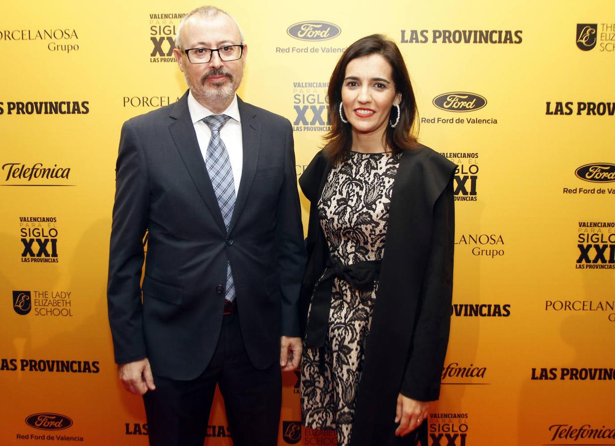 Javier Quiles, director de Relaciones Externas de Consum, junto a Teresa Bayarri, responsable de Comunicación en la cadena de supermercados.