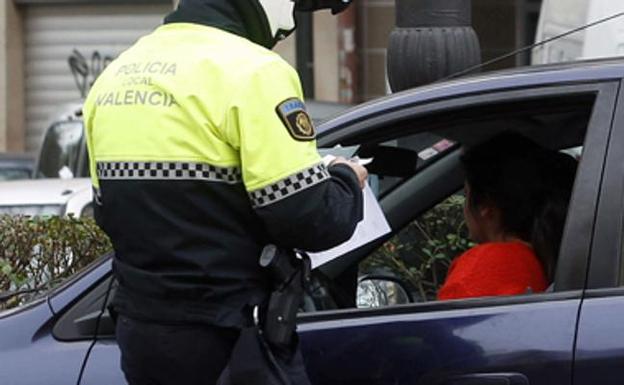 Un policía se enfrenta a cuatro años de prisión por aparcar con una tarjeta de discapacidad 