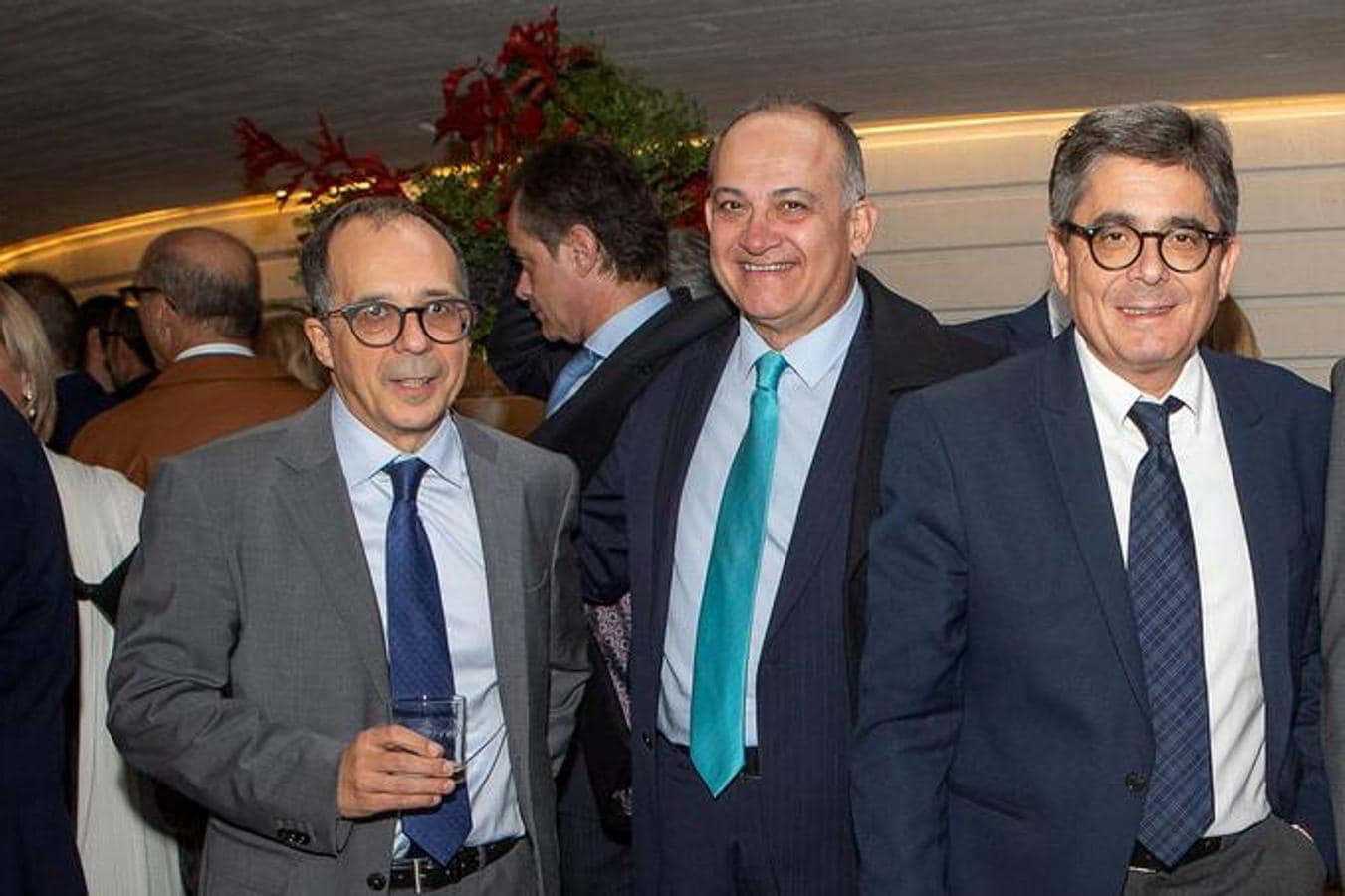 El presidente de la CVMC, Enrique Soriano, junto a los secretarios autonómicos de Relaciones con la UE y Promoción Institucional, Joan Calabuig y Alfred Boix, durante el cóctel posterior.