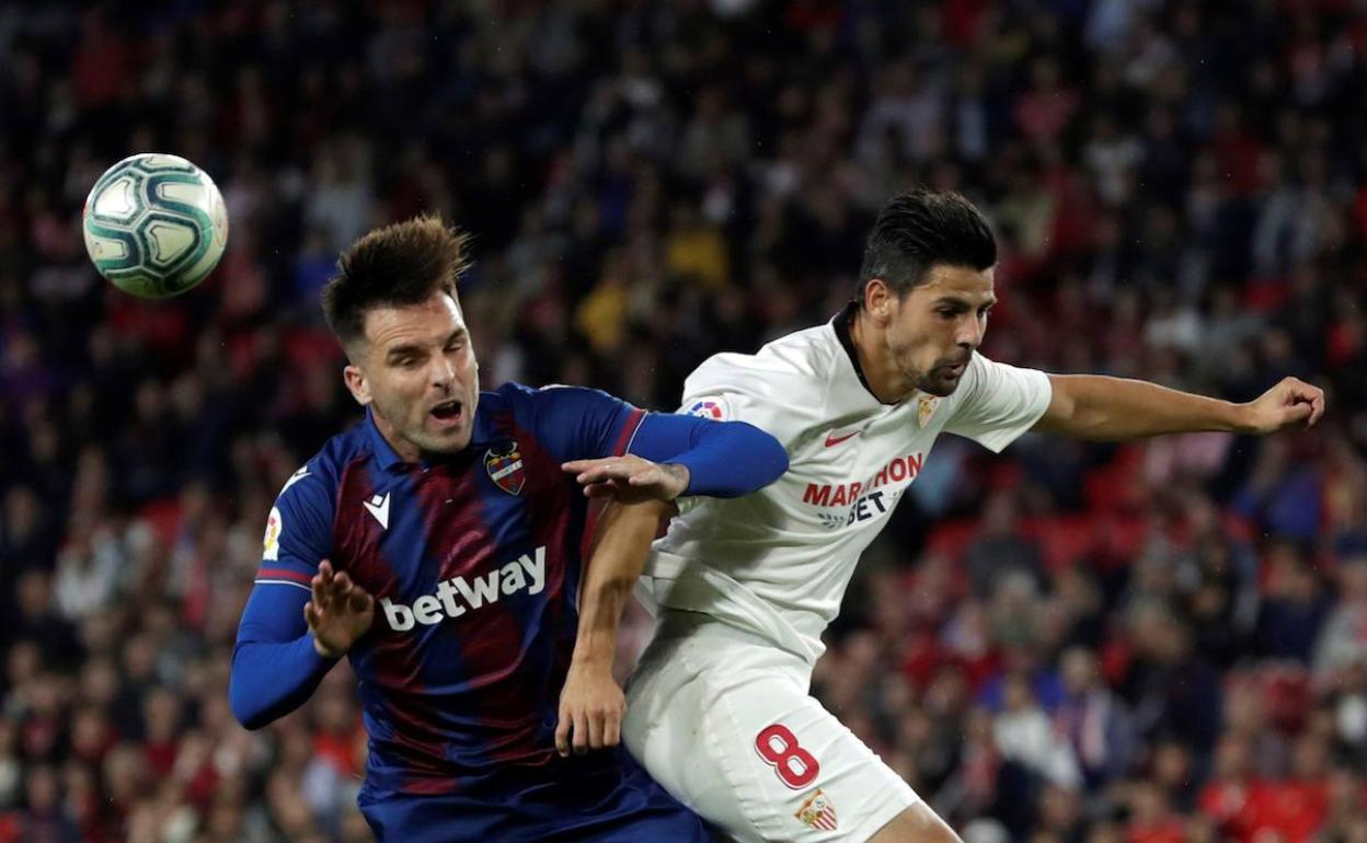 Toño García lucha con Nolito por un balón.