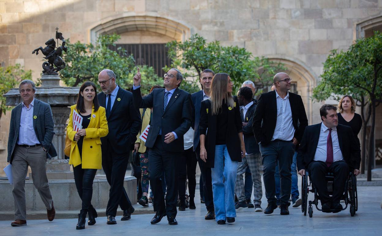 El presidente de la Generalitat Quim Torra (4i) recibe a los firmantes de la declaración conjunta sobre la situación política.
