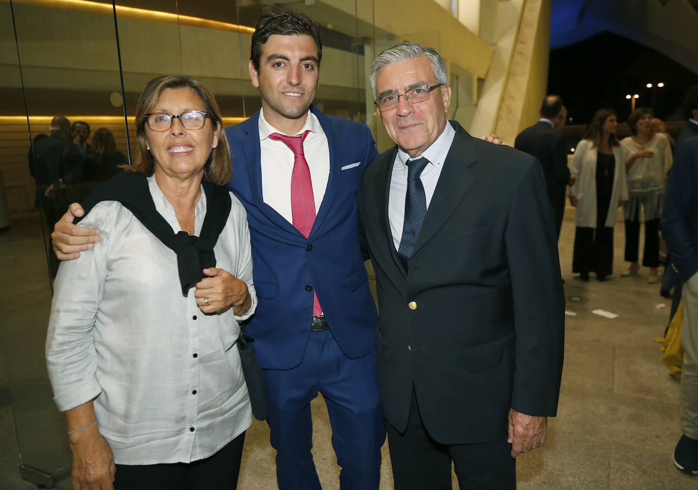 Mª. Ángeles Soler y Francisco Verdú, del restaurante Cantonet del Pare Pere, y en el centro, Paco Verdú, de LAS PROVINCIAS. 