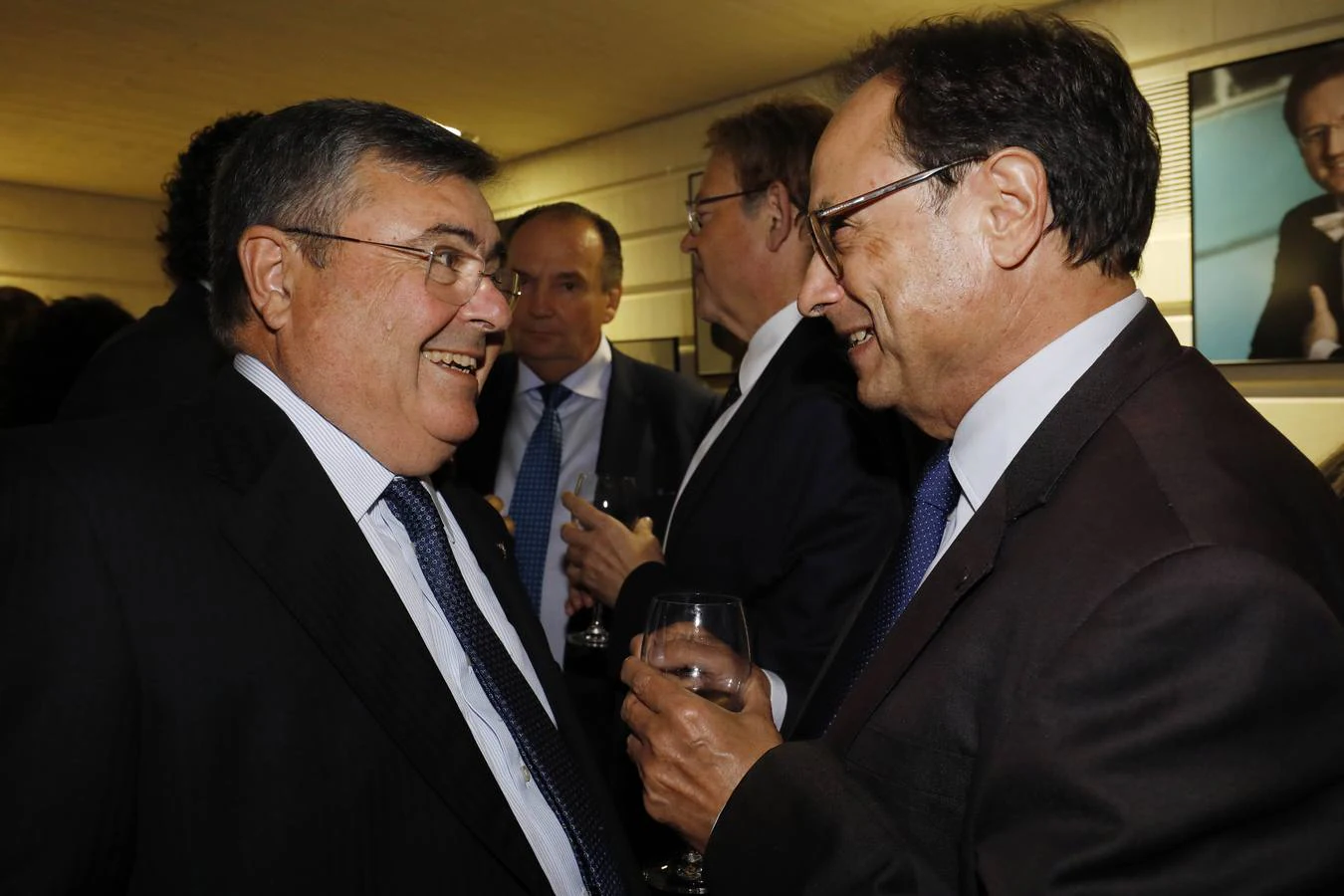 Gonzalo Zarranz, presidente del Consejo de Administración de Federico Domenech, charla con el conseller de Hacienda, Vicent Soler, después de los premios.